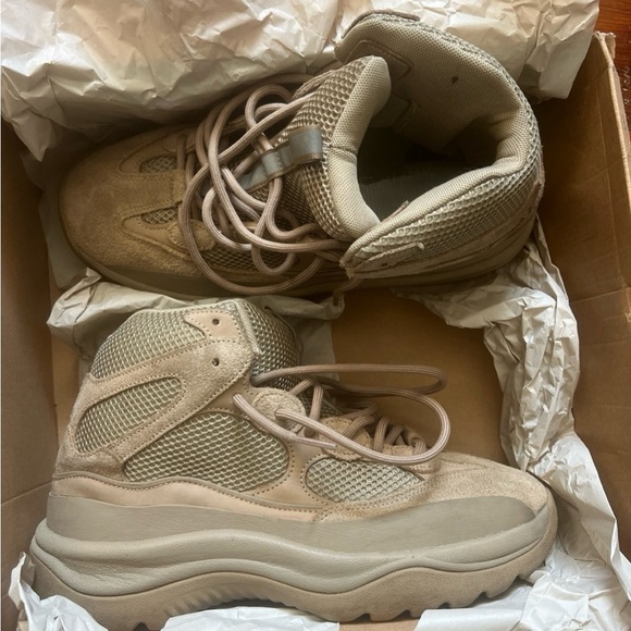 Yeezy Tan Boots - Picture 1 of 3